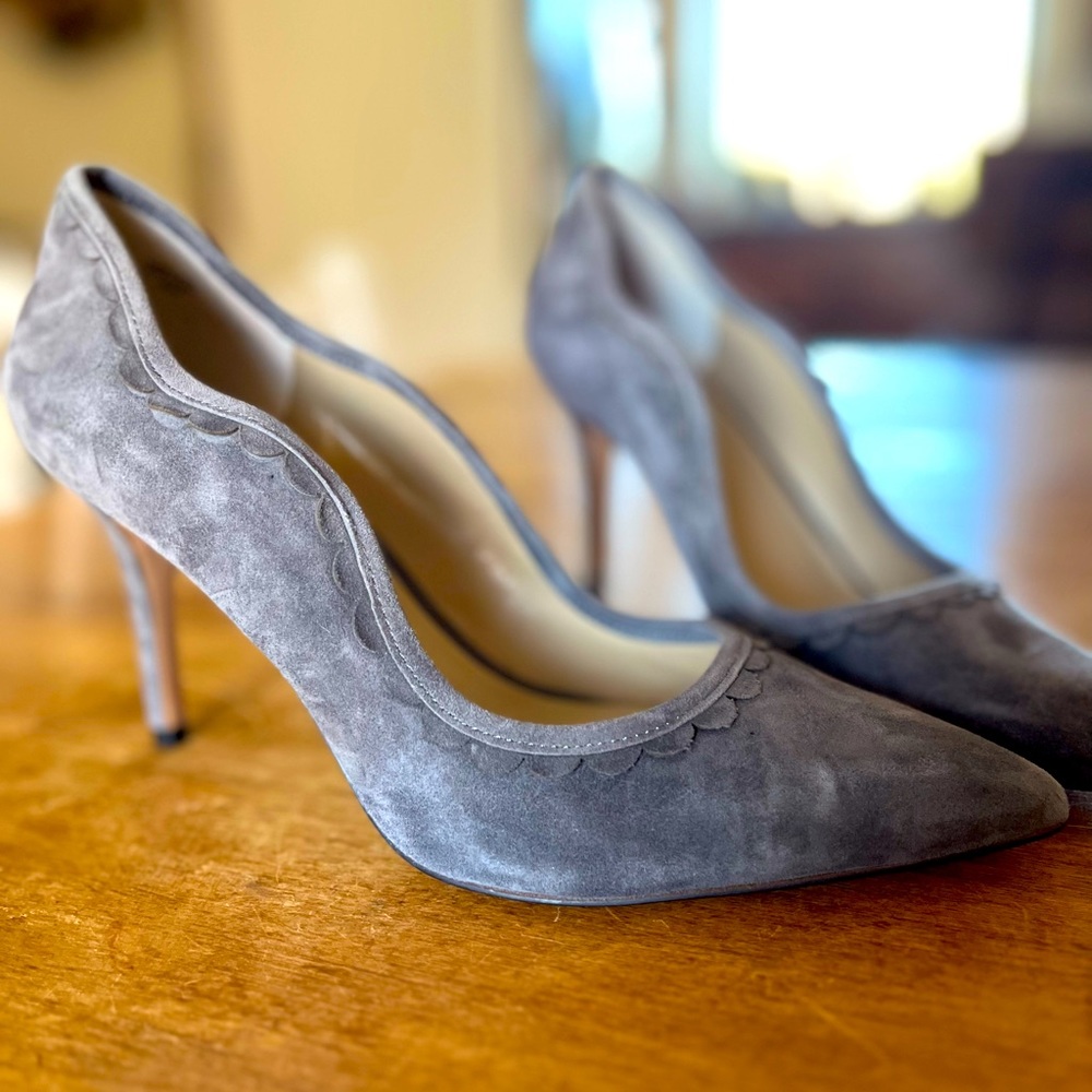Ann Taylor grey suede classic pumps with scalloped detail Sz 8